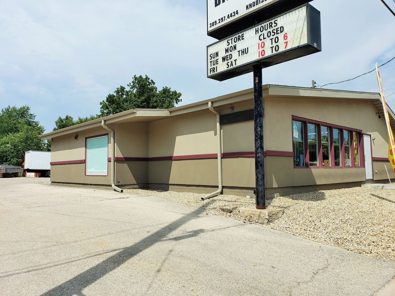 562 N Henderson St, Galesburg, IL 61401